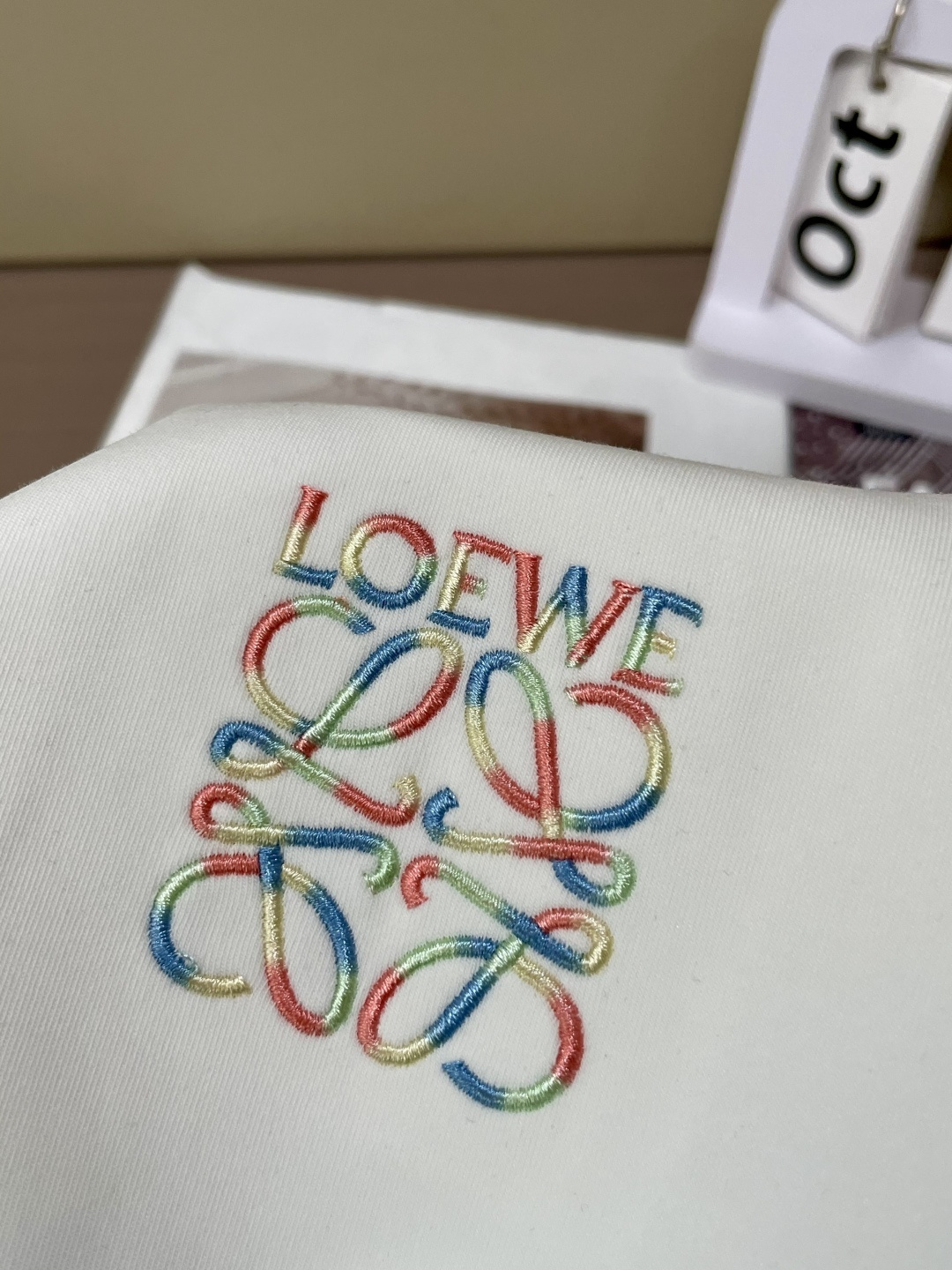 Loewe 2025秋冬新款长袖，定制面料，独特工艺logo，舒适性与透气性兼优，柔软抗皱弹性和垂性极佳