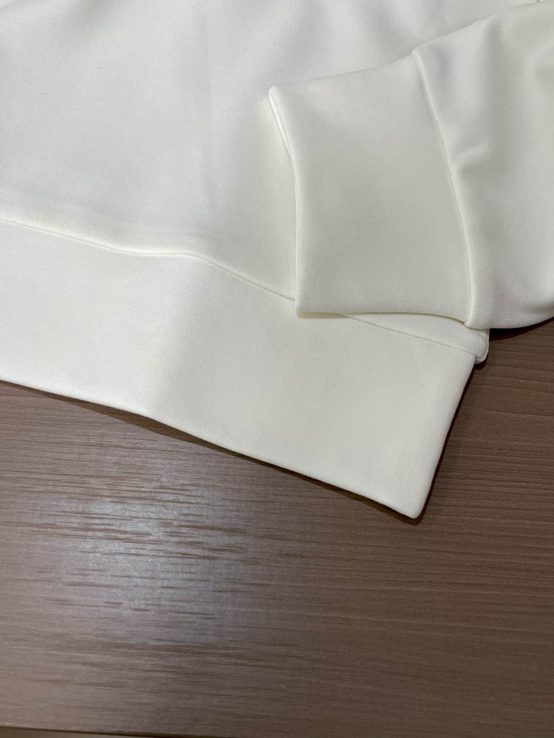 Loewe 2025秋冬新款长袖，定制面料，独特工艺logo，舒适性与透气性兼优，柔软抗皱弹性和垂性极佳