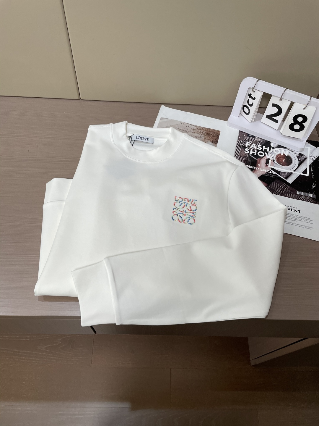 Loewe 2025秋冬新款长袖，定制面料，独特工艺logo，舒适性与透气性兼优，柔软抗皱弹性和垂性极佳