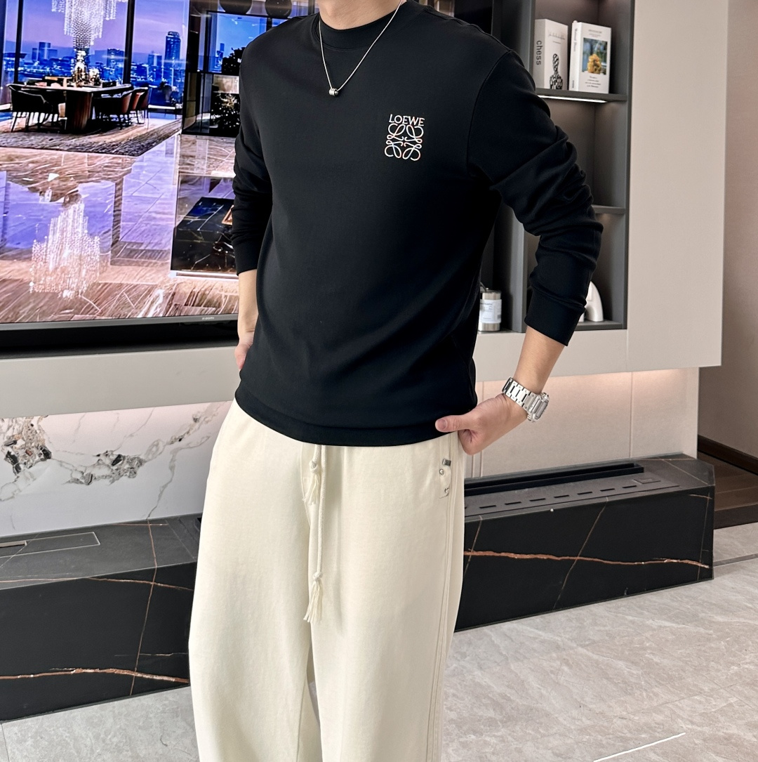 Loewe 2025秋冬新款长袖，定制面料，独特工艺logo，舒适性与透气性兼优，柔软抗皱弹性和垂性极佳