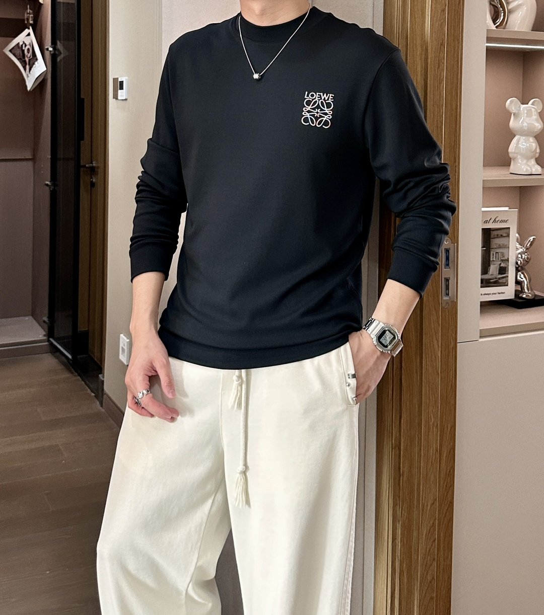 Loewe 2025秋冬新款长袖，定制面料，独特工艺logo，舒适性与透气性兼优，柔软抗皱弹性和垂性极佳