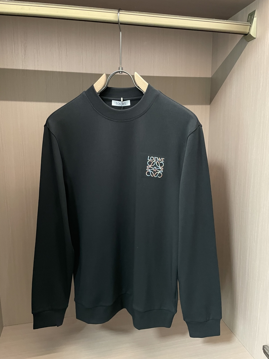 Loewe 2025秋冬新款长袖，定制面料，独特工艺logo，舒适性与透气性兼优，柔软抗皱弹性和垂性极佳