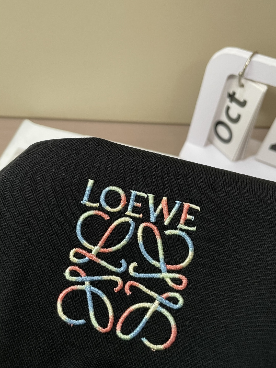 Loewe 2025秋冬新款长袖，定制面料，独特工艺logo，舒适性与透气性兼优，柔软抗皱弹性和垂性极佳