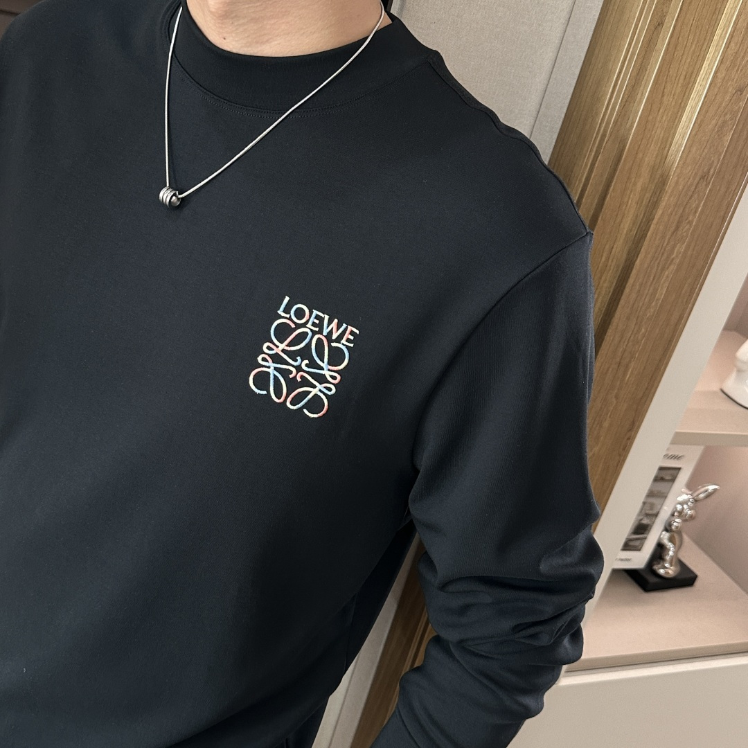 Loewe 2025秋冬新款长袖，定制面料，独特工艺logo，舒适性与透气性兼优，柔软抗皱弹性和垂性极佳