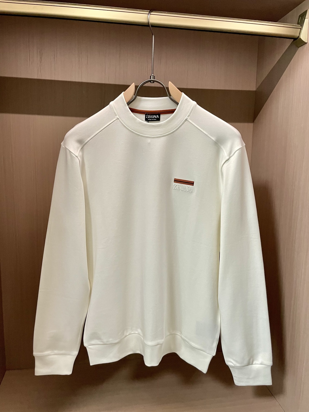 杰尼亚 2025秋冬新款长袖，定制面料，独特工艺logo，舒适性与透气性兼优，柔软抗皱弹性和垂性极佳，无