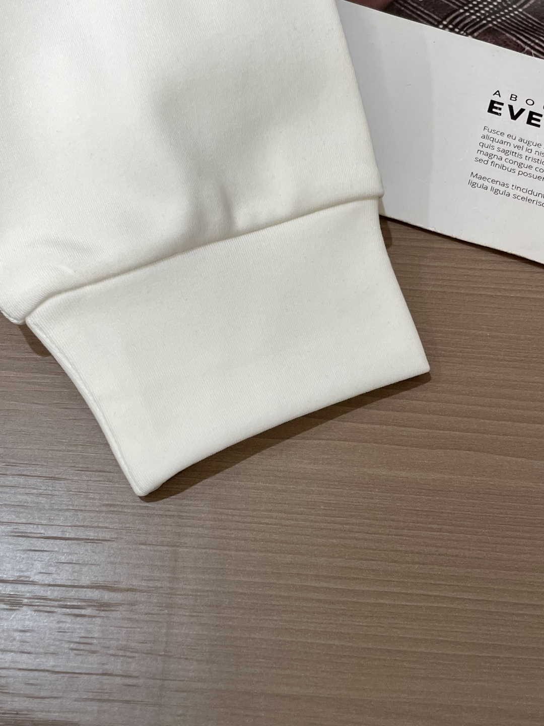 杰尼亚 2025秋冬新款长袖，定制面料，独特工艺logo，舒适性与透气性兼优，柔软抗皱弹性和垂性极佳，无