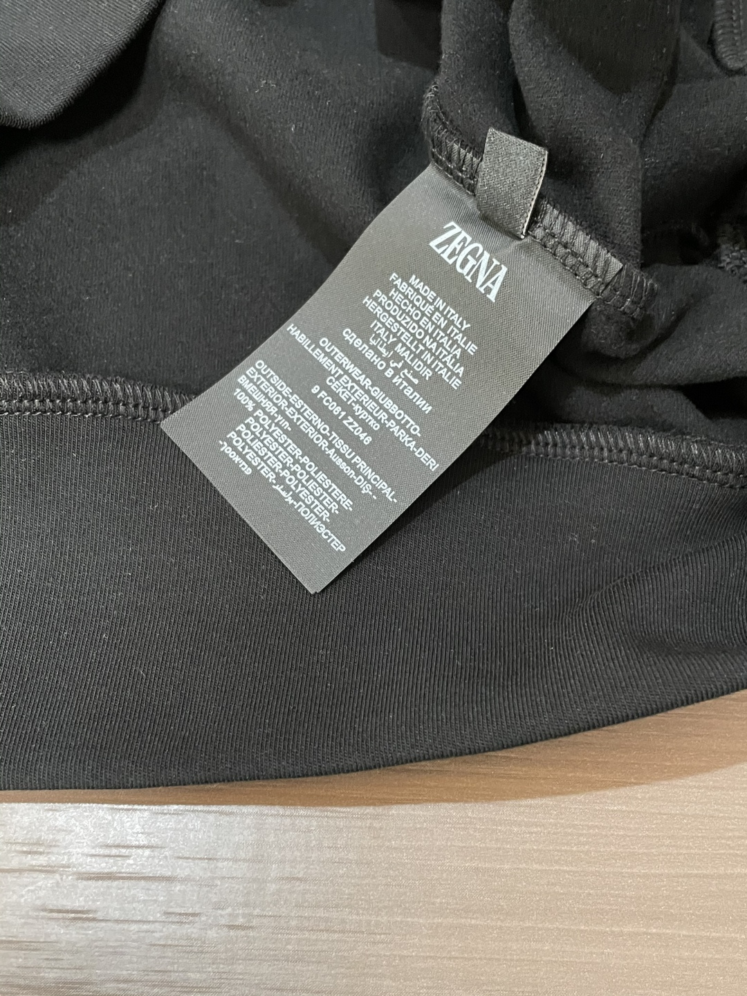 杰尼亚 2025秋冬新款长袖，定制面料，独特工艺logo，舒适性与透气性兼优，柔软抗皱弹性和垂性极佳，无