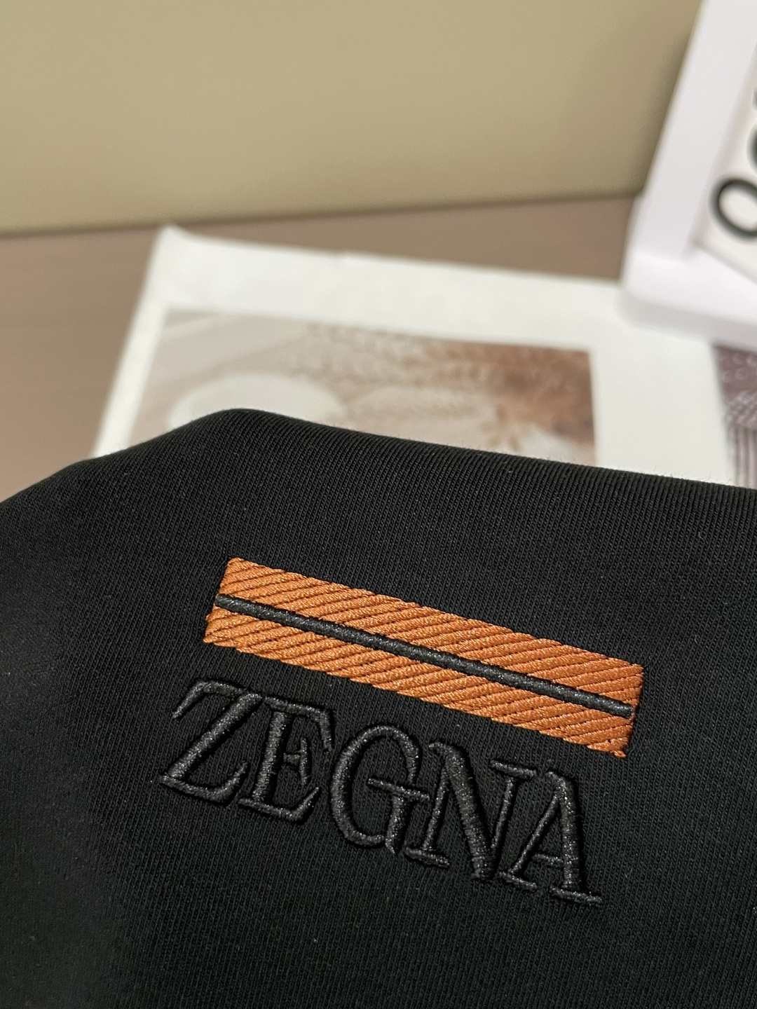 杰尼亚 2025秋冬新款长袖，定制面料，独特工艺logo，舒适性与透气性兼优，柔软抗皱弹性和垂性极佳，无