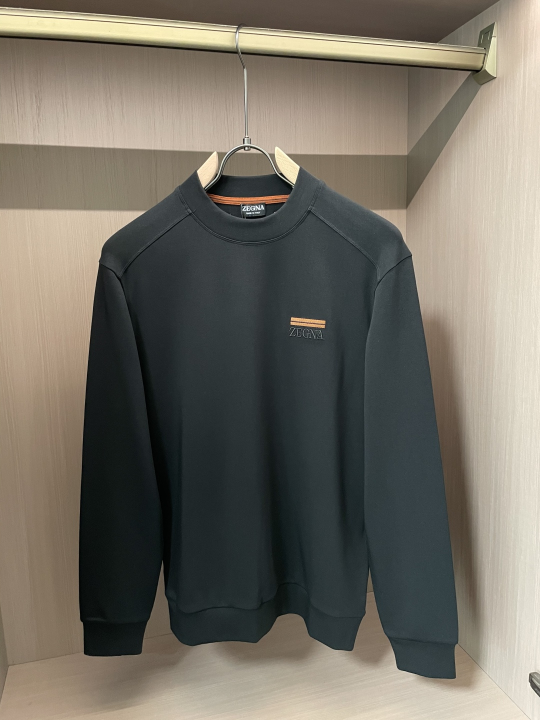 杰尼亚 2025秋冬新款长袖，定制面料，独特工艺logo，舒适性与透气性兼优，柔软抗皱弹性和垂性极佳，无