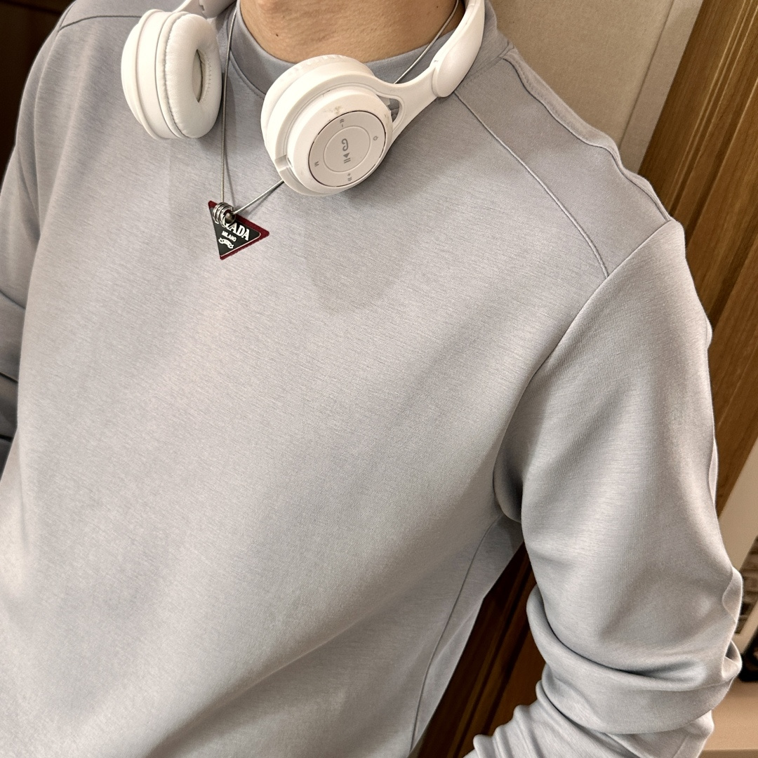 Prad 2025秋冬新款长袖，定制面料，独特工艺logo，舒适性与透气性兼优，柔软抗皱弹性和垂性极佳，