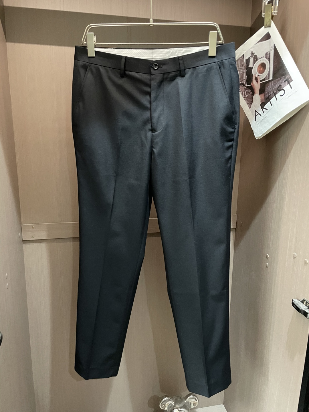 NO:595121,Lv men's fashion trousers, casual woolen nylon trousers, imported from Taiwan's Italian-Belgian trade, new products in G cabinet for autumn and winter 25, top pure blood quality, predictable best-selling items, super handsome upper body!  It is constantly reincarnated in the field of fashion. It has super high matching and affinity attributes, and is favored by modern urbanites!  The appearance has its own aura without any embellishment. The golden proportion of neutral blended Egyptian cotton and special processing process perfectly combine comfort and texture beauty. It has excellent skin-friendliness, superior comfort and breathability, and has a unique style of its own. It is visually very attractive and full of artistic conception!  The details are exquisite and exquisite, the accessories are all supplied by foreign merchants, and the appearance is so perfect!  Size 32 34 36 38,,louis vuitton,gold,alexander wang19860909Lv 男士时装西裤休闲羊毛尼长裤,台湾意比贸易洋行货,25秋冬款G柜新品,顶级纯正血统品质,可预测性的爆卖单品,上身超帅！在时装领域不断轮回演绎,有着超高的搭配缘和亲和力属性,深受现代都市人士青睐！外表无需任何点缀都有着自身的气场,黄金比例中和混纺埃及棉,特殊工艺处理,完美兼具了舒适感与肌理美感,亲肤性绝佳,舒适性与透气性优越,自成一派的独特风格,视觉方面相当耐看,意境十足！细节处处精湛考究,辅料皆为外商客供,品相完美如斯！尺码32 34 36 38,,louis vuitton,gold,alexander wang,Men's clothing