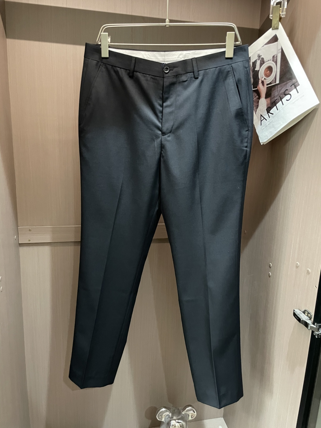 NO:595123,Prad men's fashion trousers, casual woolen nylon trousers, licensed from Taiwan's Italian-Belgian trade, 25 autumn and winter G cabinet new products, top pure blood quality, predictable best-selling items, super handsome upper body!  It is constantly reincarnated in the field of fashion. It has super high matching and affinity attributes, and is favored by modern urbanites!  The appearance has its own aura without any embellishment. The golden proportion of neutral blended Egyptian cotton and special processing process perfectly combine comfort and texture beauty. It has excellent skin-friendliness, superior comfort and breathability, and has a unique style of its own. It is visually very attractive and full of artistic conception!  The details are exquisite and exquisite, the accessories are all supplied by foreign merchants, and the appearance is so perfect!  Size 32 34 36 38,,prada,gold,alexander wang19860909Prad 男士时装西裤休闲羊毛尼长裤,台湾意比贸易洋行货,25秋冬款G柜新品,顶级纯正血统品质,可预测性的爆卖单品,上身超帅！在时装领域不断轮回演绎,有着超高的搭配缘和亲和力属性,深受现代都市人士青睐！外表无需任何点缀都有着自身的气场,黄金比例中和混纺埃及棉,特殊工艺处理,完美兼具了舒适感与肌理美感,亲肤性绝佳,舒适性与透气性优越,自成一派的独特风格,视觉方面相当耐看,意境十足！细节处处精湛考究,辅料皆为外商客供,品相完美如斯！尺码32 34 36 38,,prada,gold,alexander wang,Men's clothing
