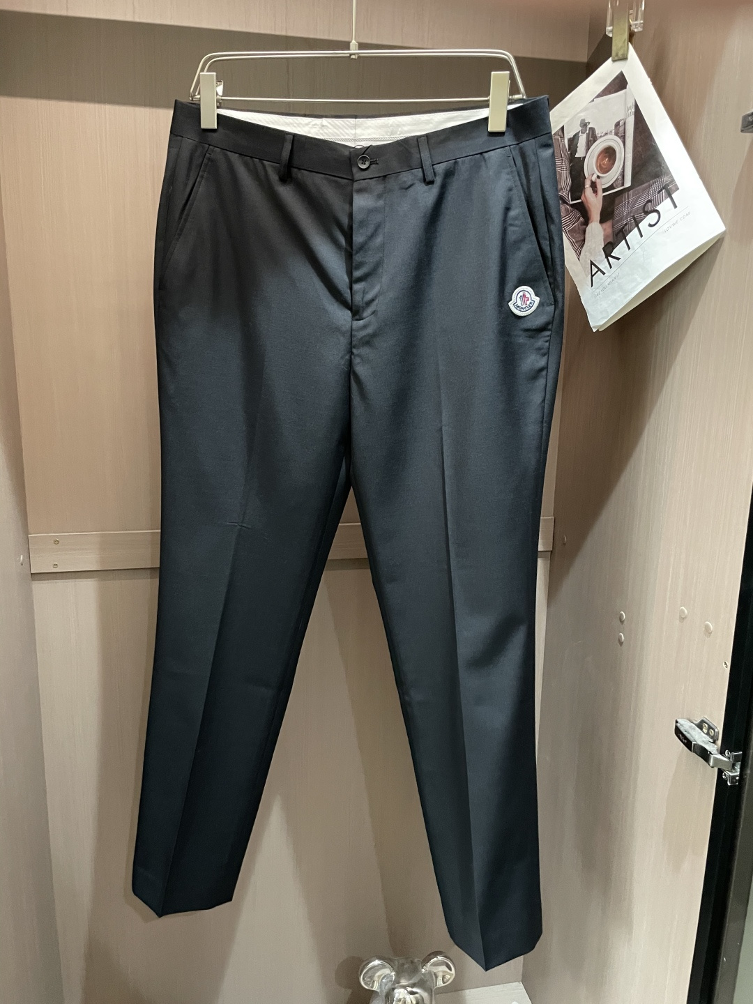 NO:595125,Men's men's fashion trousers and casual wool nylon trousers, imported goods from Taiwan's Italian-Belgian trade, 25 autumn and winter G cabinet new products, top pure blood quality, predictable best-selling items, super handsome upper body!  It is constantly reincarnated in the field of fashion. It has super high matching and affinity attributes, and is favored by modern urbanites!  The appearance has its own aura without any embellishment. The golden proportion of neutral blended Egyptian cotton and special processing process perfectly combine comfort and texture beauty. It has excellent skin-friendliness, superior comfort and breathability, and has a unique style of its own. It is visually very attractive and full of artistic conception!  The details are exquisite and exquisite, the accessories are all supplied by foreign merchants, and the appearance is so perfect!  Size 32 34 36 38,,Moncler,gold,alexander wang19860909蒙口 男士时装西裤休闲羊毛尼长裤,台湾意比贸易洋行货,25秋冬款G柜新品,顶级纯正血统品质,可预测性的爆卖单品,上身超帅！在时装领域不断轮回演绎,有着超高的搭配缘和亲和力属性,深受现代都市人士青睐！外表无需任何点缀都有着自身的气场,黄金比例中和混纺埃及棉,特殊工艺处理,完美兼具了舒适感与肌理美感,亲肤性绝佳,舒适性与透气性优越,自成一派的独特风格,视觉方面相当耐看,意境十足！细节处处精湛考究,辅料皆为外商客供,品相完美如斯！尺码32 34 36 38,,Moncler,gold,alexander wang,Men's clothing