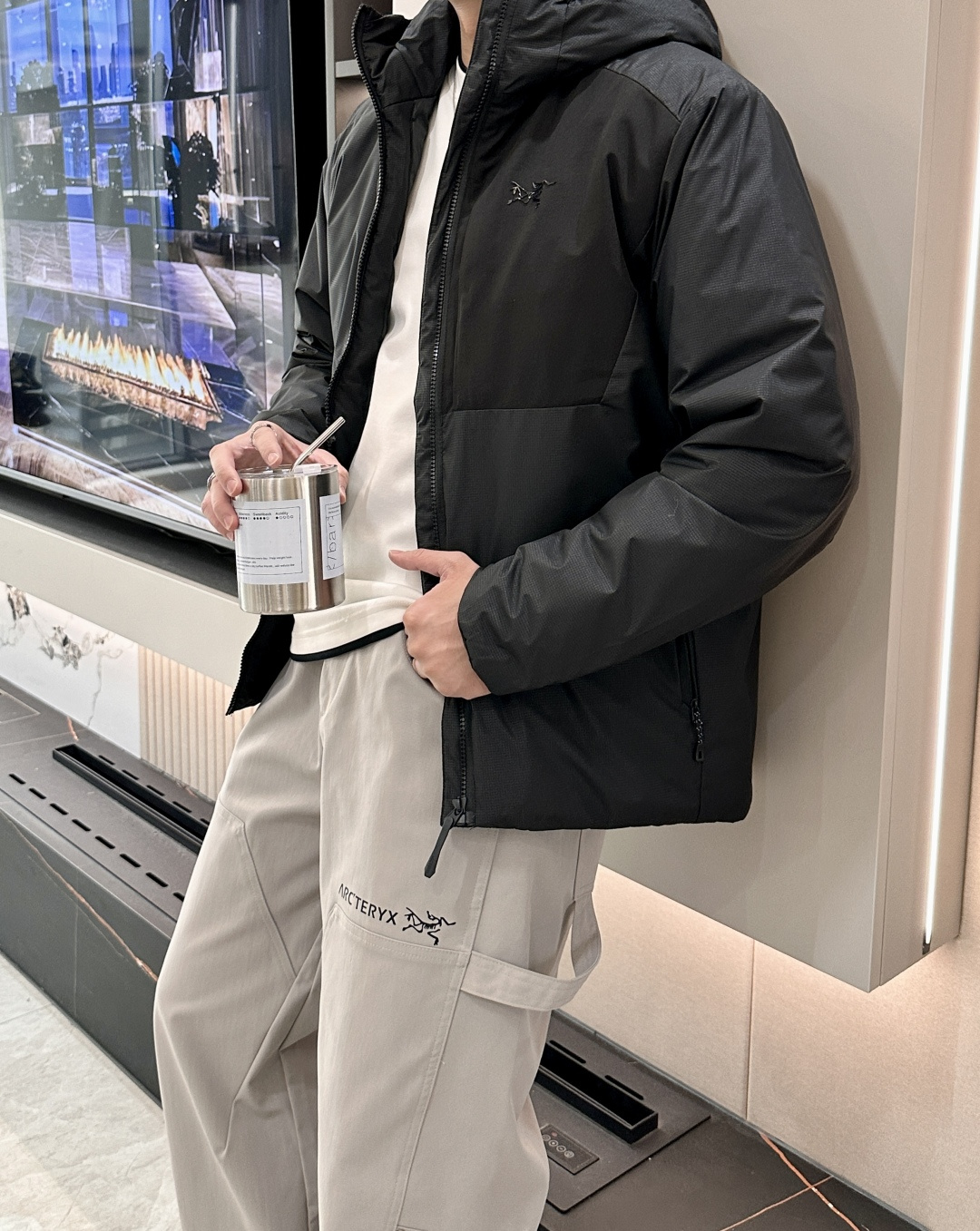 NO:595127,Arc'teryx - the same model as the official website, soft shell series, 2025 autumn and winter new cotton coat, thickened and velvet inside for better warmth/fabric is made of smooth polyester fiber, with strong gloss, and the inner layer is filled with imported fine cotton, making the upper body lighter and warmer, fashionable and compatible with warmth!  The details and materials used are very exquisite, showing the designer's extreme care in making it. It is more like a handicraft. The overall shape is great and the high-end quality is high. Size M～3XL, arc'teryx, jackets & coats, alexander wang19860909始祖鸟-官网同款,软壳系列,2025秋冬新款棉衣外套,里面加厚加绒保暖性更强/面料选用爽滑聚酯纤维 面料,光泽感强,内层填充了进口精棉,上身更加轻盈保暖,时尚保暖兼容！细节用料都非常考究,显示了设计 师极致的用心制作,更像是一件工艺品,整体版型很赞,高端比入. 码数M～3XL,arc'teryx,jackets & coats,alexander wang,Men's clothing