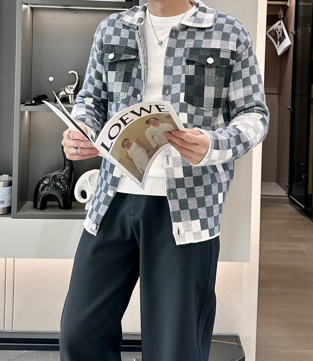 NO:625511,. Lv hot style 2025 autumn and winter, advanced customization, full of urban style, thickened cardigan sweater. Made of imported wool blended fabric, soft and delicate. Men's wardrobe is indispensable with basic models, which can be used to match various clothing anytime and anywhere to meet your daily needs. The design of the clothes is very simple, dear friends, hurry up and get it!  Size M-XXXL,,louis vuitton,sweaters,alexander wang19860909. Lv 爆款 2025秋冬 高级定制 都市风十足 加厚款开衫毛衣. 采用进口羊毛混纺面料 柔软细腻 男人的衣柜都少不了基础款,随时随地都可以拿来搭配各种服饰 满足您日常生活需求 .衣服设计非常的简洁 , 亲们赶紧入手！ 尺码M-XXXL,,louis vuitton,sweaters,alexander wang,Men's clothing