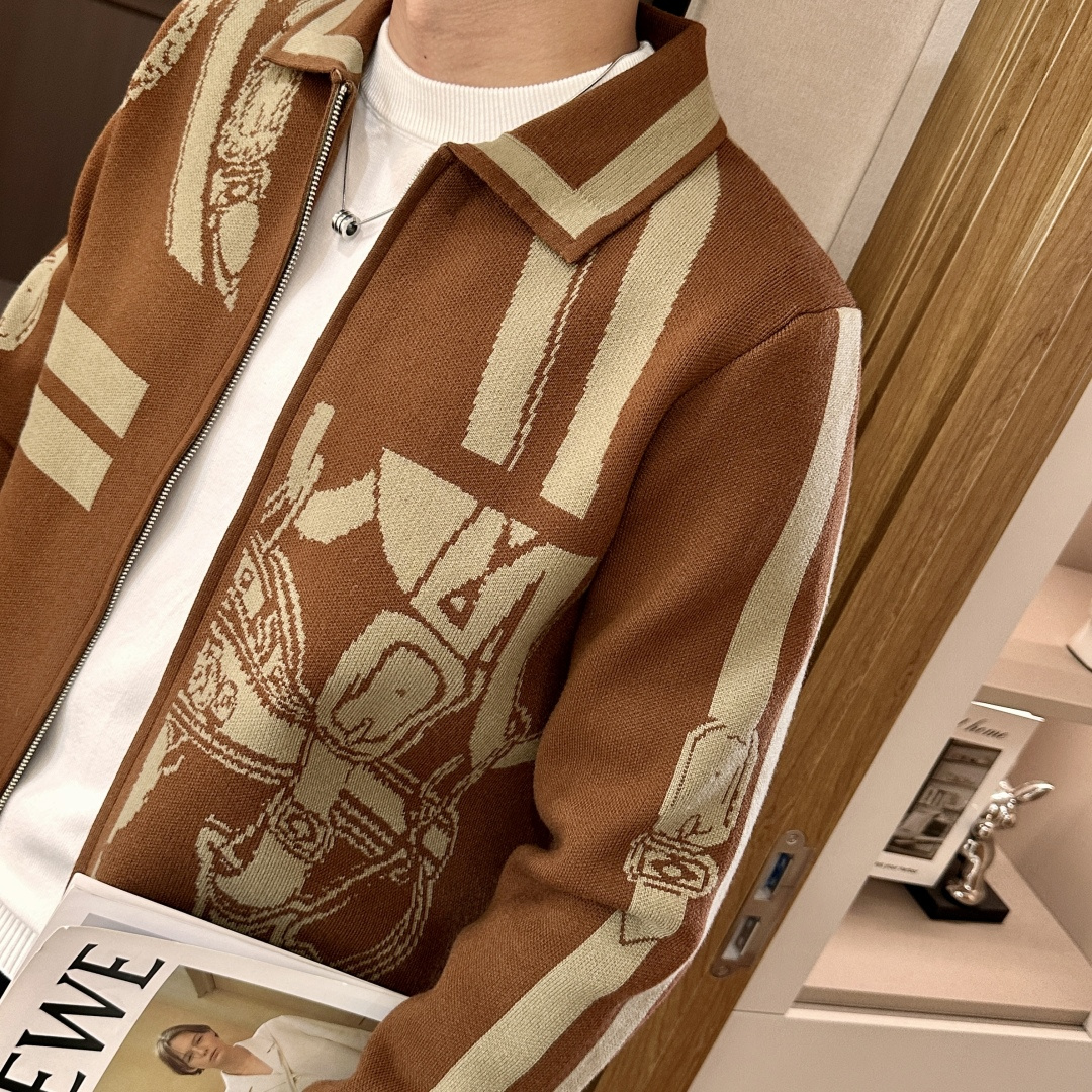 . 爱🐎仕 爆款 2025秋冬 高级定制 都市风十足 加厚款开衫毛衣。 采用进口羊毛混纺面料 柔软细腻 