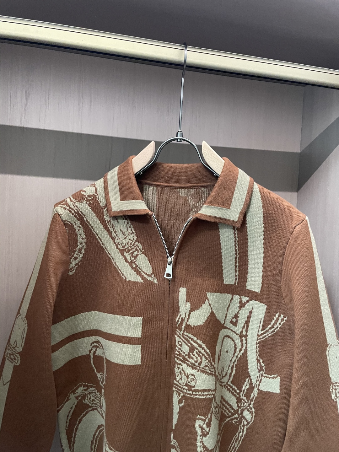 . 爱🐎仕 爆款 2025秋冬 高级定制 都市风十足 加厚款开衫毛衣。 采用进口羊毛混纺面料 柔软细腻 