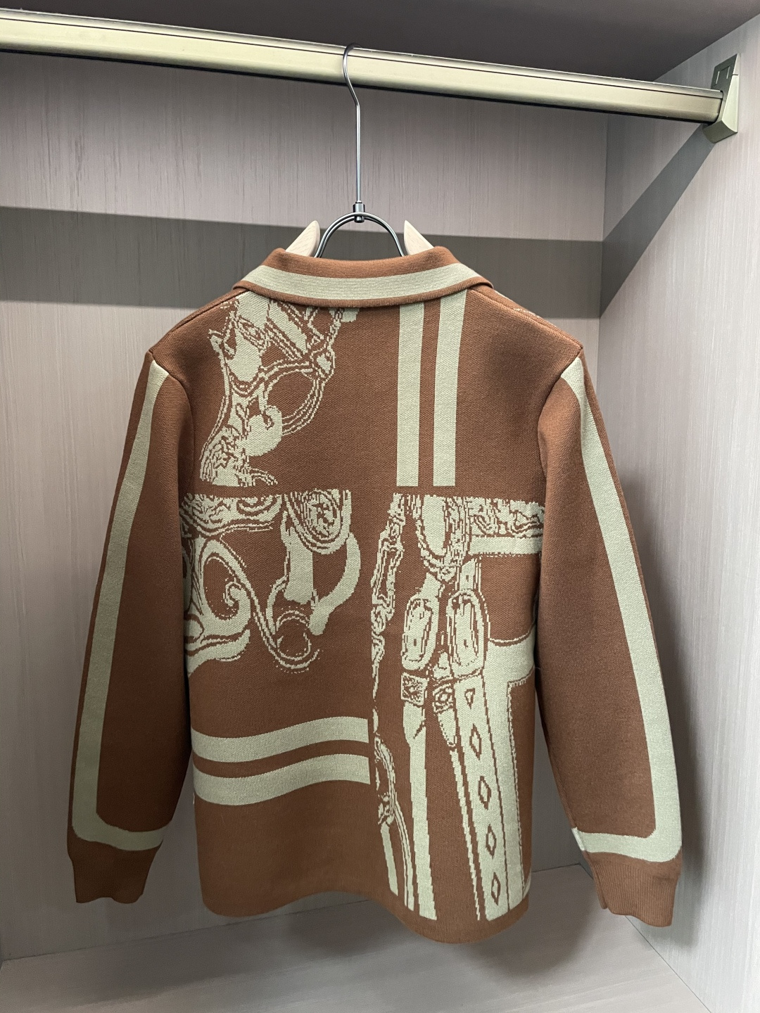 . 爱🐎仕 爆款 2025秋冬 高级定制 都市风十足 加厚款开衫毛衣。 采用进口羊毛混纺面料 柔软细腻 