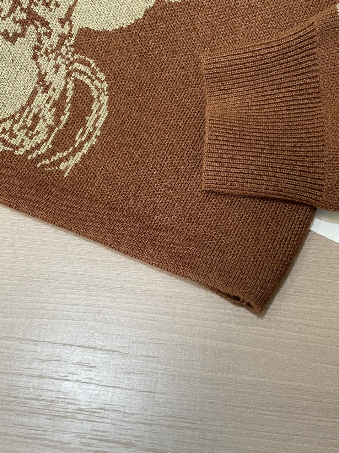 . 爱🐎仕 爆款 2025秋冬 高级定制 都市风十足 加厚款开衫毛衣。 采用进口羊毛混纺面料 柔软细腻 