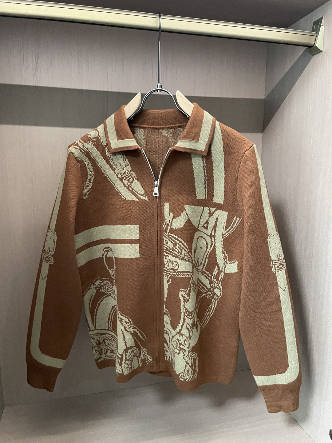 . 爱🐎仕 爆款 2025秋冬 高级定制 都市风十足 加厚款开衫毛衣。 采用进口羊毛混纺面料 柔软细腻 