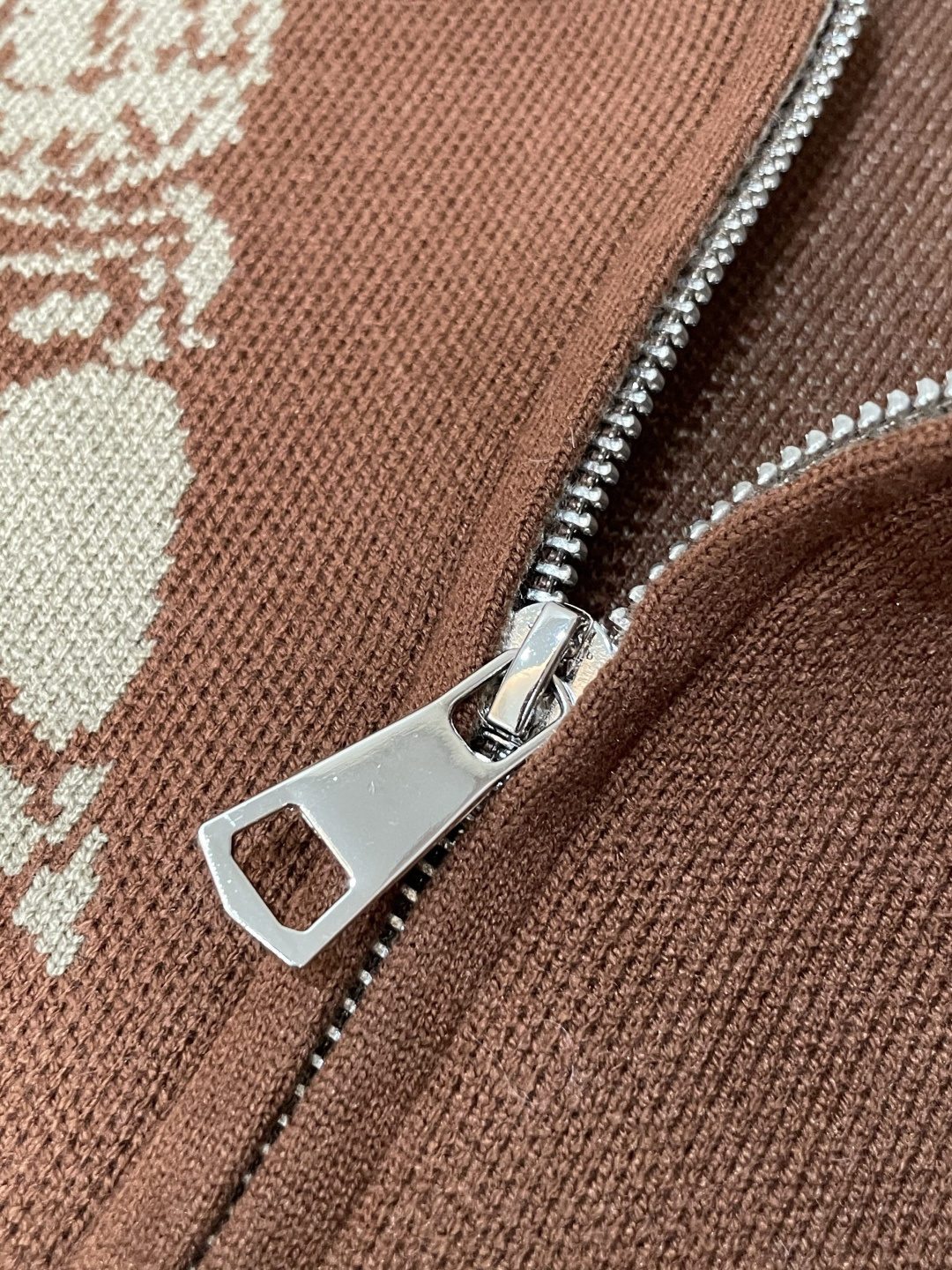 . 爱🐎仕 爆款 2025秋冬 高级定制 都市风十足 加厚款开衫毛衣。 采用进口羊毛混纺面料 柔软细腻 