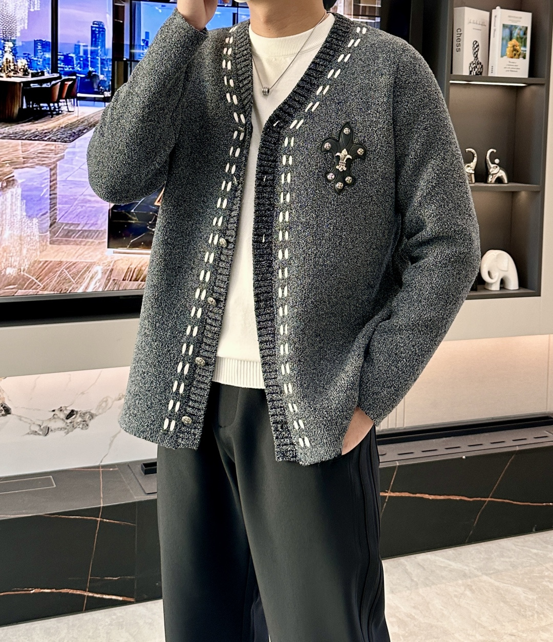 NO:625525,. Croixin’s hot style 2025 autumn and winter, advanced customization, full of urban style, thickened cardigan sweater. Made of imported wool blended fabric, soft and delicate. Men’s wardrobe is indispensable with basic models, which can be used to match various clothes anytime and anywhere to meet your daily life needs. The design of the clothes is very simple, dear friends, hurry up and get it!  Size M-XXXL,,chrome hearts,sweaters,alexander wang19860909. 克罗心 爆款 2025秋冬 高级定制 都市风十足 加厚款开衫毛衣. 采用进口羊毛混纺面料 柔软细腻 男人的衣柜都少不了基础款,随时随地都可以拿来搭配各种服饰 满足您日常生活需求 .衣服设计非常的简洁 , 亲们赶紧入手！ 尺码M-XXXL,,chrome hearts,sweaters,alexander wang,Men's clothing