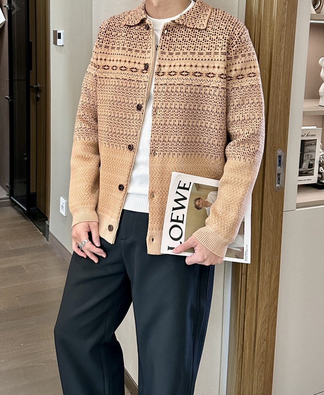 NO:625533,. LP hot style 2025 autumn and winter, advanced customization, full of urban style, thickened cardigan sweater. Made of imported wool blended fabric, soft and delicate. Men's wardrobe is indispensable with basic models, which can be used to match various clothing anytime and anywhere to meet your daily life needs. The design of the clothes is very simple, dear friends, hurry up and get it!  Size M-XXXL,,loro piana,sweaters,alexander wang19860909. LP 爆款 2025秋冬 高级定制 都市风十足 加厚款开衫毛衣. 采用进口羊毛混纺面料 柔软细腻 男人的衣柜都少不了基础款,随时随地都可以拿来搭配各种服饰 满足您日常生活需求 .衣服设计非常的简洁 , 亲们赶紧入手！ 尺码M-XXXL,,loro piana,sweaters,alexander wang,Men's clothing