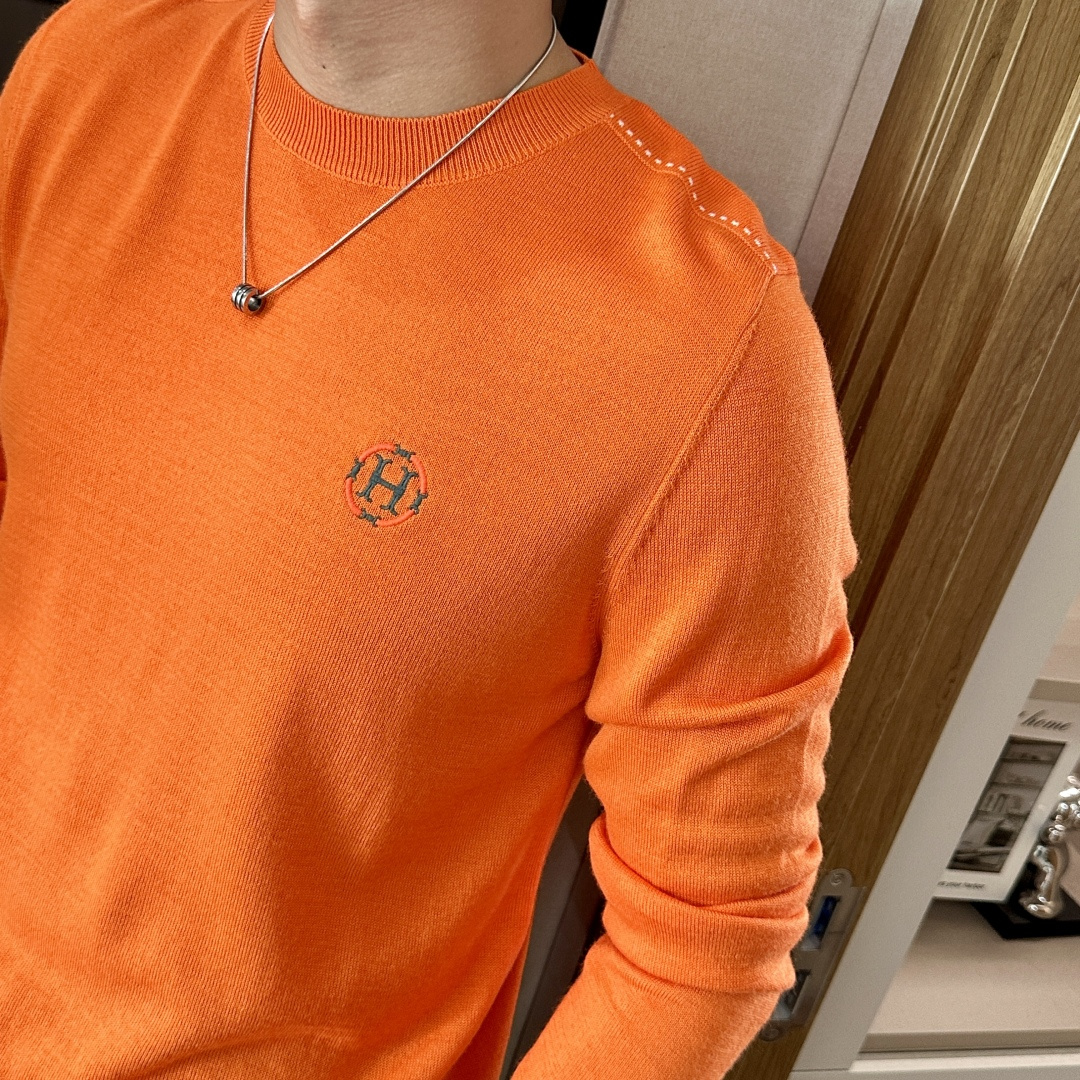 爱马家 2025秋冬最新圆圈H绣标男士圆领毛衣，胸前标志性圆圈“H”刺绣徽标，精致而有立体感，经典的桔色