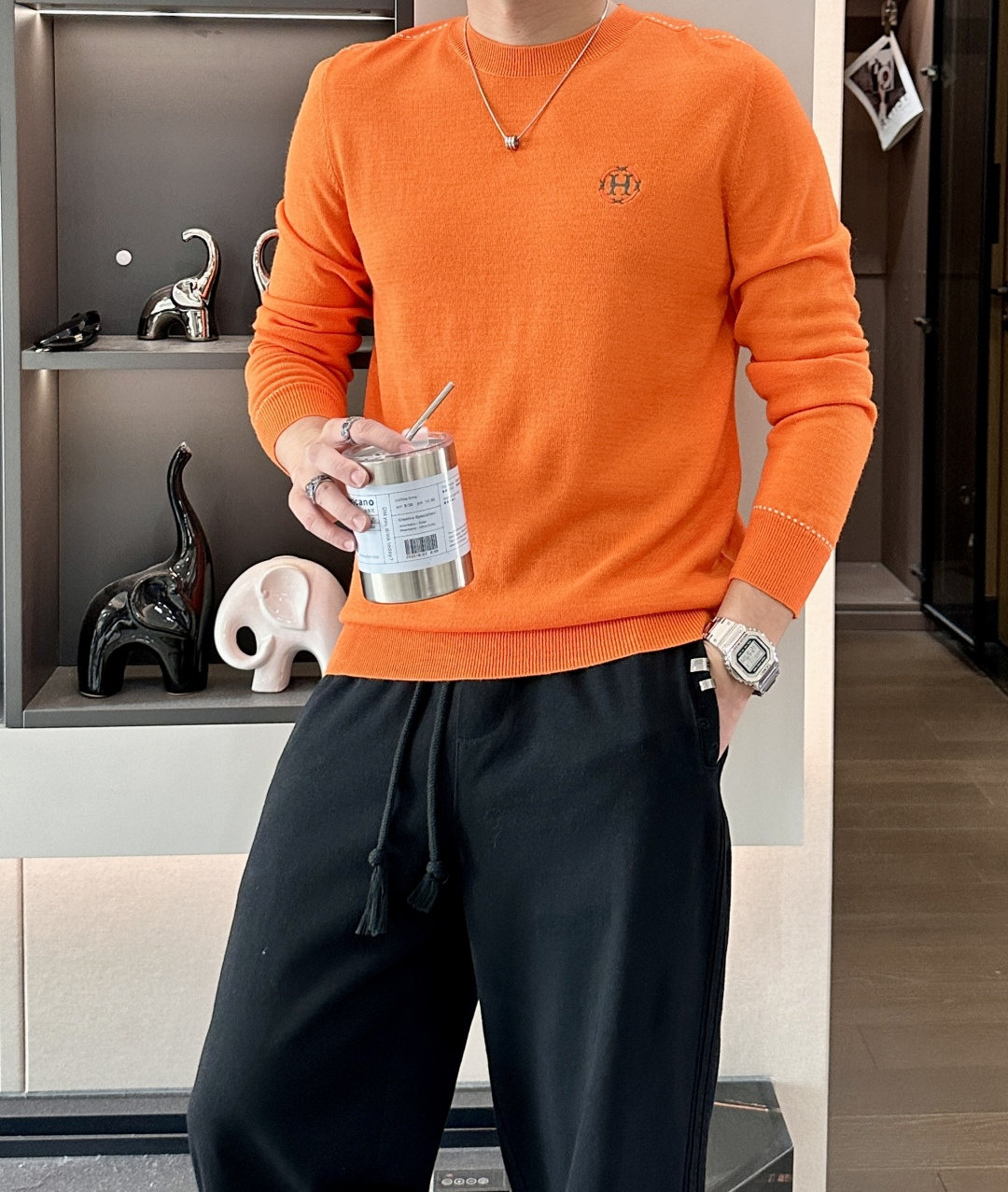 爱马家 2025秋冬最新圆圈H绣标男士圆领毛衣，胸前标志性圆圈“H”刺绣徽标，精致而有立体感，经典的桔色