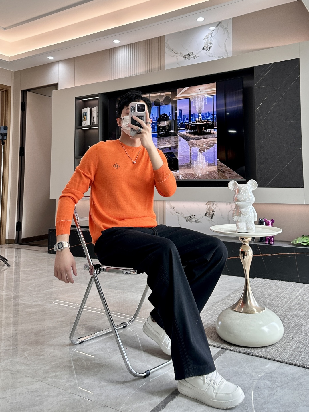 爱马家 2025秋冬最新圆圈H绣标男士圆领毛衣，胸前标志性圆圈“H”刺绣徽标，精致而有立体感，经典的桔色