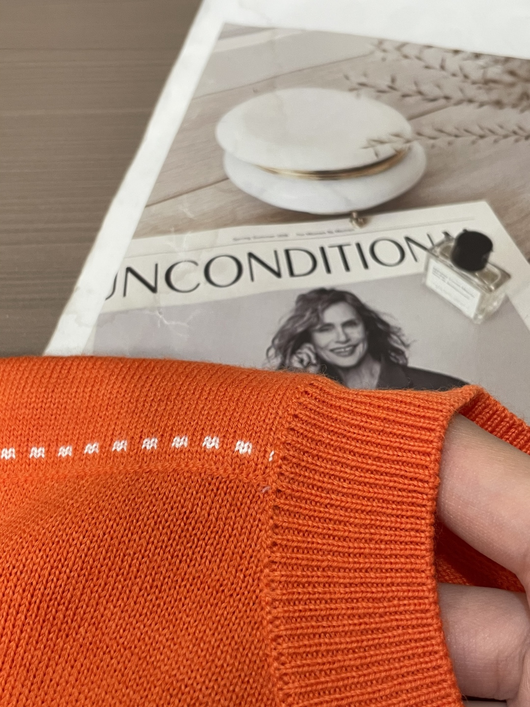 爱马家 2025秋冬最新圆圈H绣标男士圆领毛衣，胸前标志性圆圈“H”刺绣徽标，精致而有立体感，经典的桔色