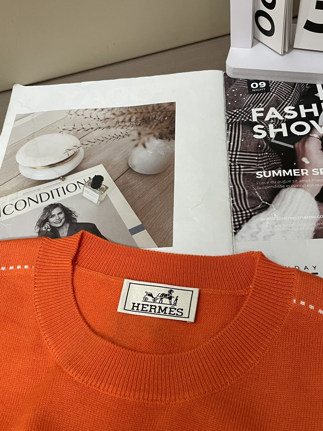 爱马家 2025秋冬最新圆圈H绣标男士圆领毛衣，胸前标志性圆圈“H”刺绣徽标，精致而有立体感，经典的桔色