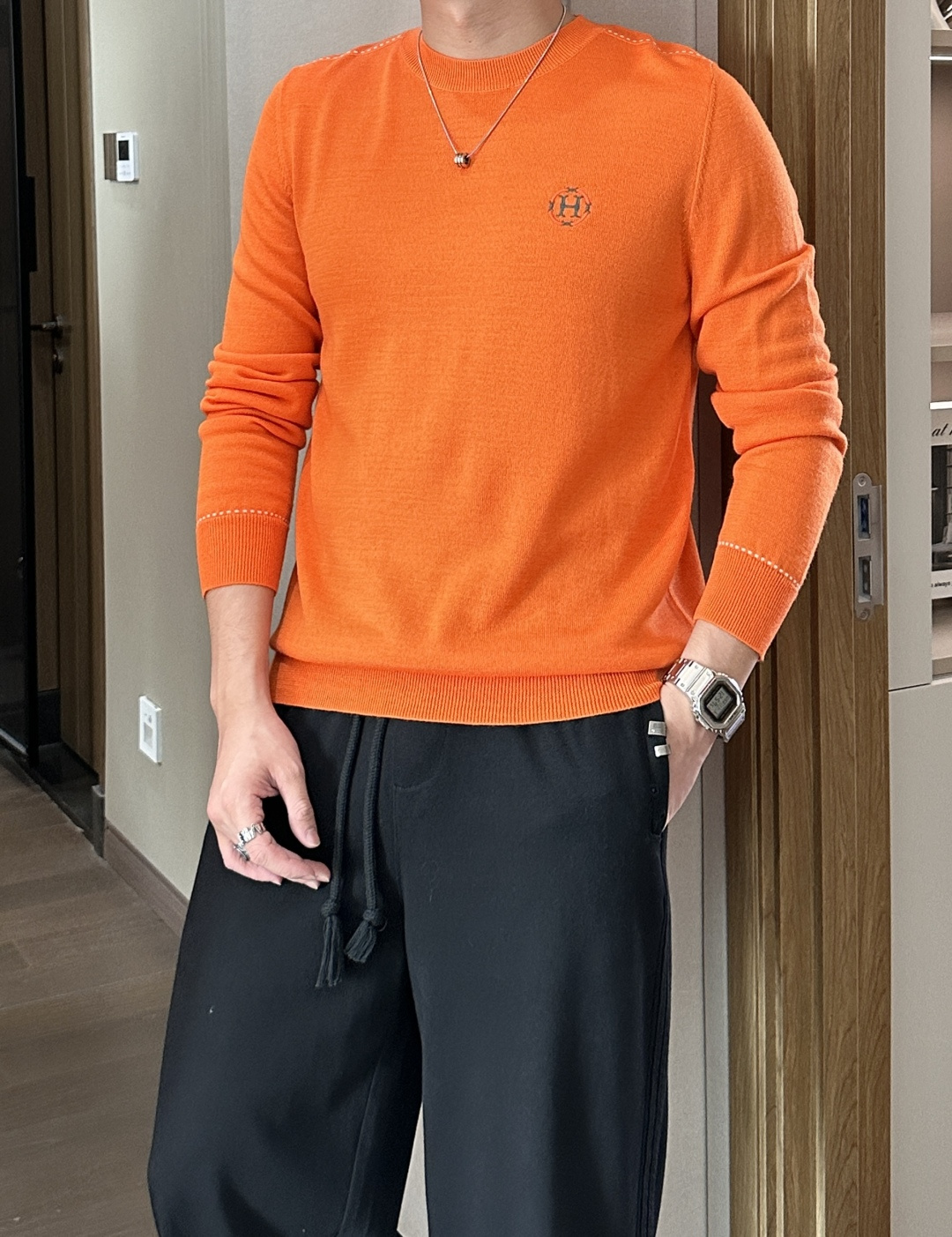 爱马家 2025秋冬最新圆圈H绣标男士圆领毛衣，胸前标志性圆圈“H”刺绣徽标，精致而有立体感，经典的桔色