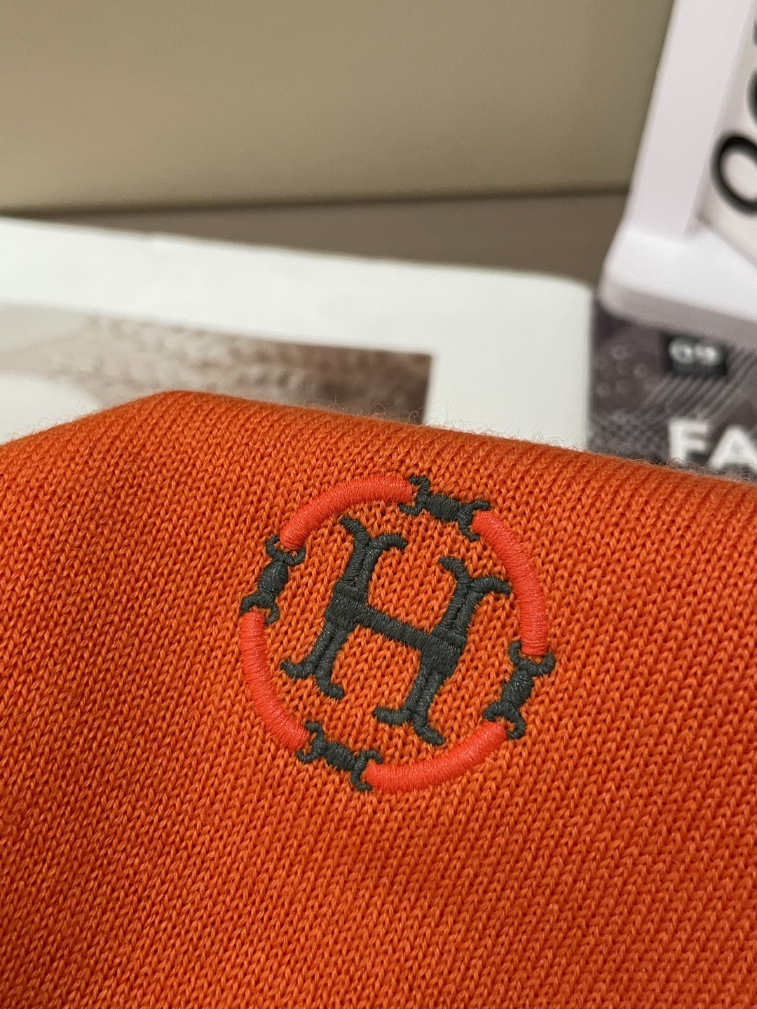 爱马家 2025秋冬最新圆圈H绣标男士圆领毛衣，胸前标志性圆圈“H”刺绣徽标，精致而有立体感，经典的桔色