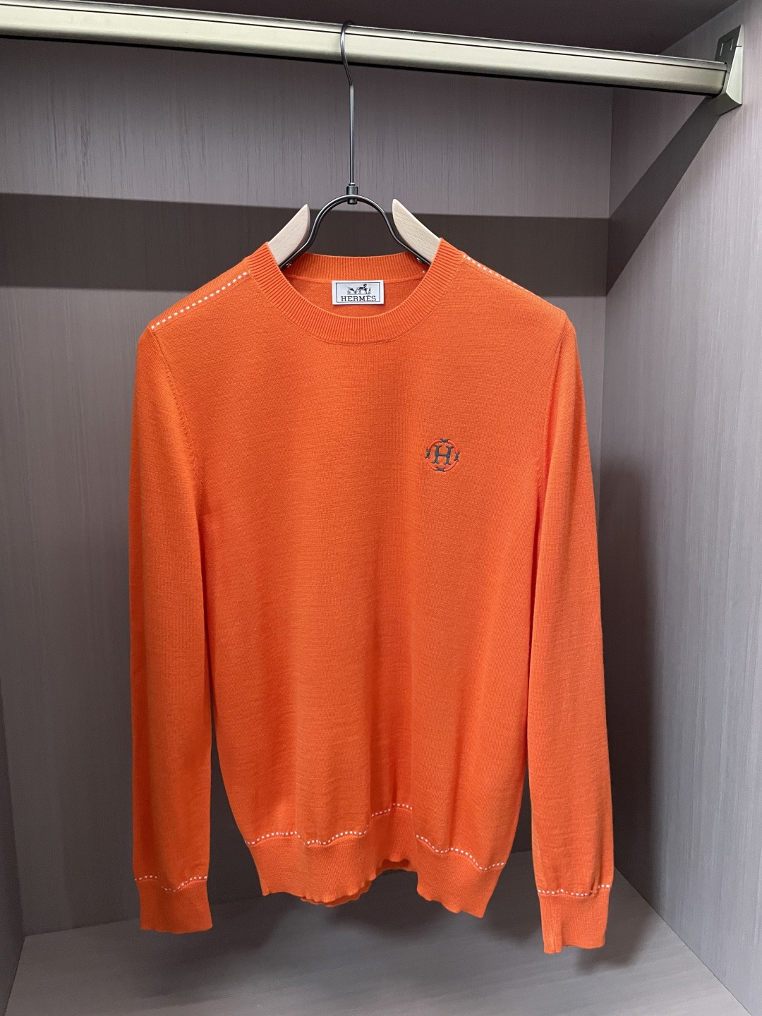 爱马家 2025秋冬最新圆圈H绣标男士圆领毛衣，胸前标志性圆圈“H”刺绣徽标，精致而有立体感，经典的桔色
