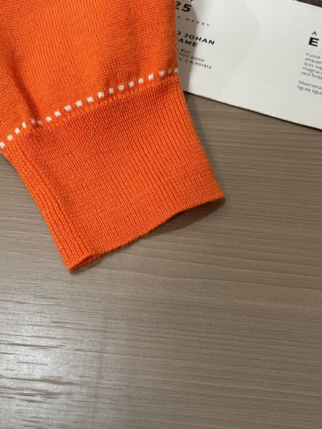 爱马家 2025秋冬最新圆圈H绣标男士圆领毛衣，胸前标志性圆圈“H”刺绣徽标，精致而有立体感，经典的桔色