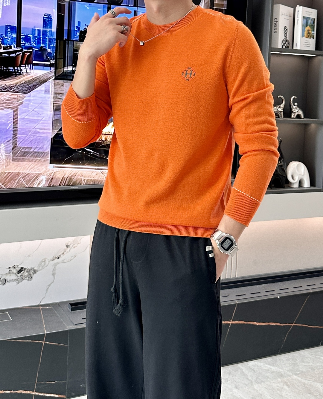 爱马家 2025秋冬最新圆圈H绣标男士圆领毛衣，胸前标志性圆圈“H”刺绣徽标，精致而有立体感，经典的桔色
