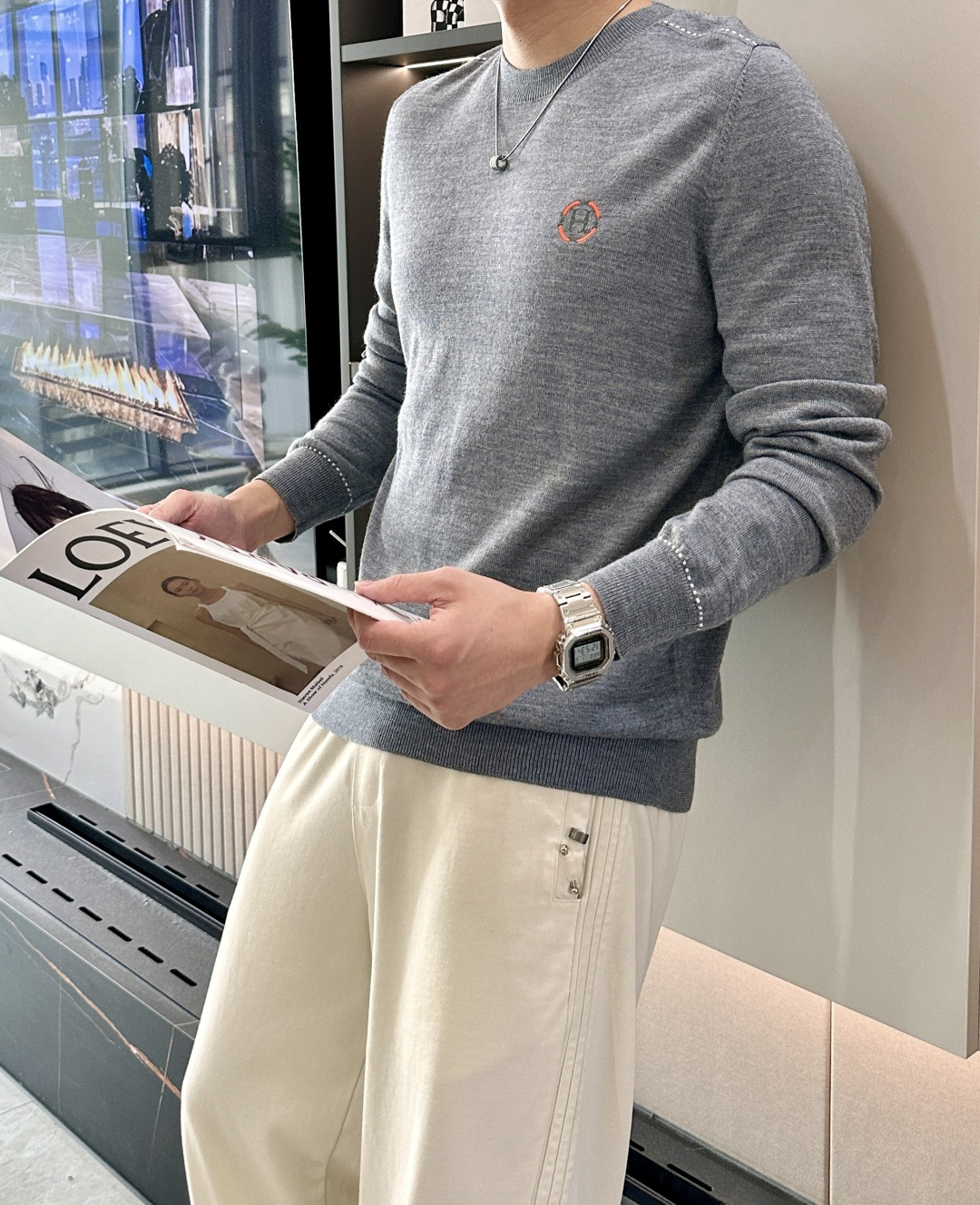 爱马家 2025秋冬最新圆圈H绣标男士圆领毛衣，胸前标志性圆圈“H”刺绣徽标，精致而有立体感，经典的桔色