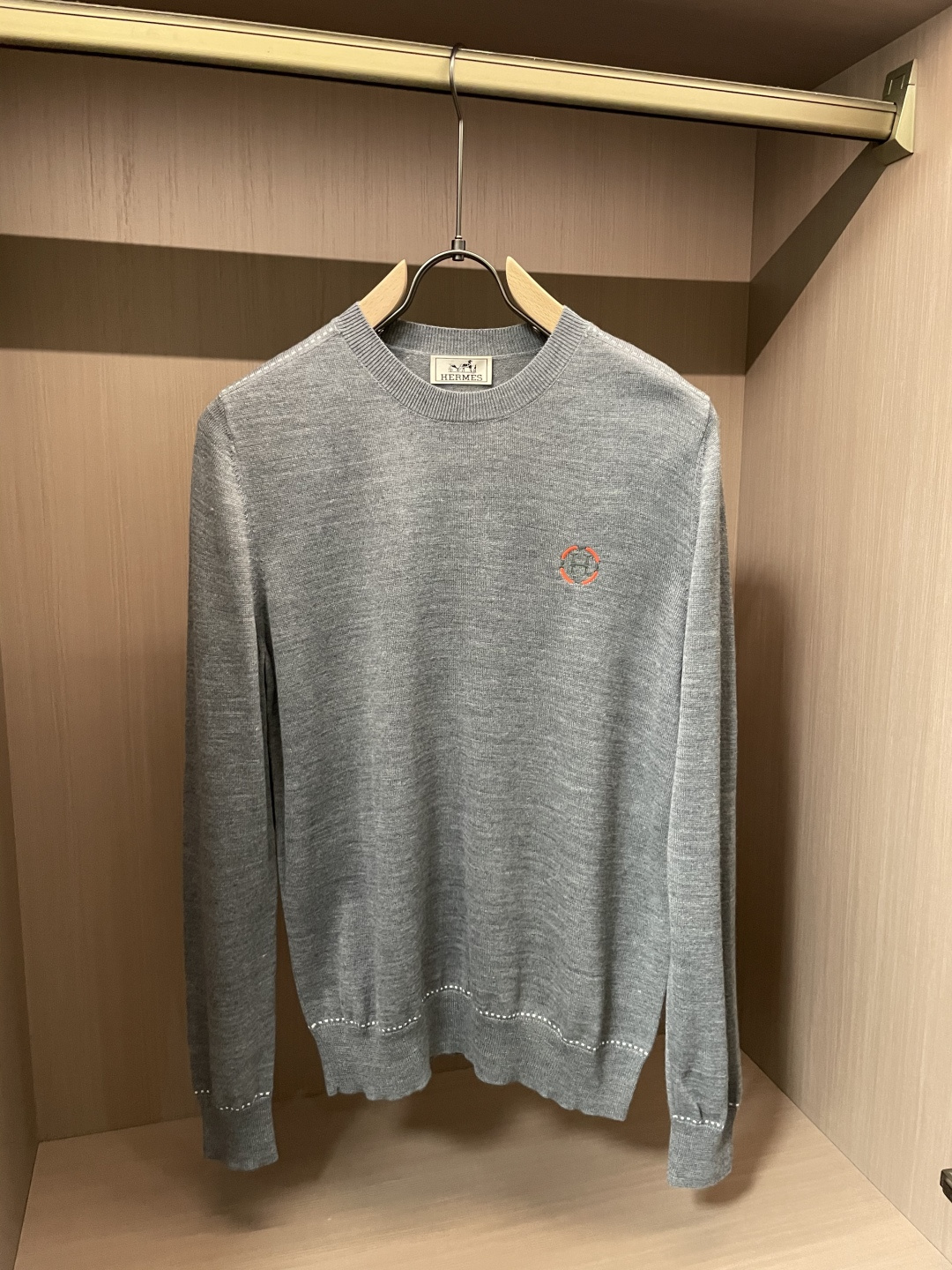 爱马家 2025秋冬最新圆圈H绣标男士圆领毛衣，胸前标志性圆圈“H”刺绣徽标，精致而有立体感，经典的桔色