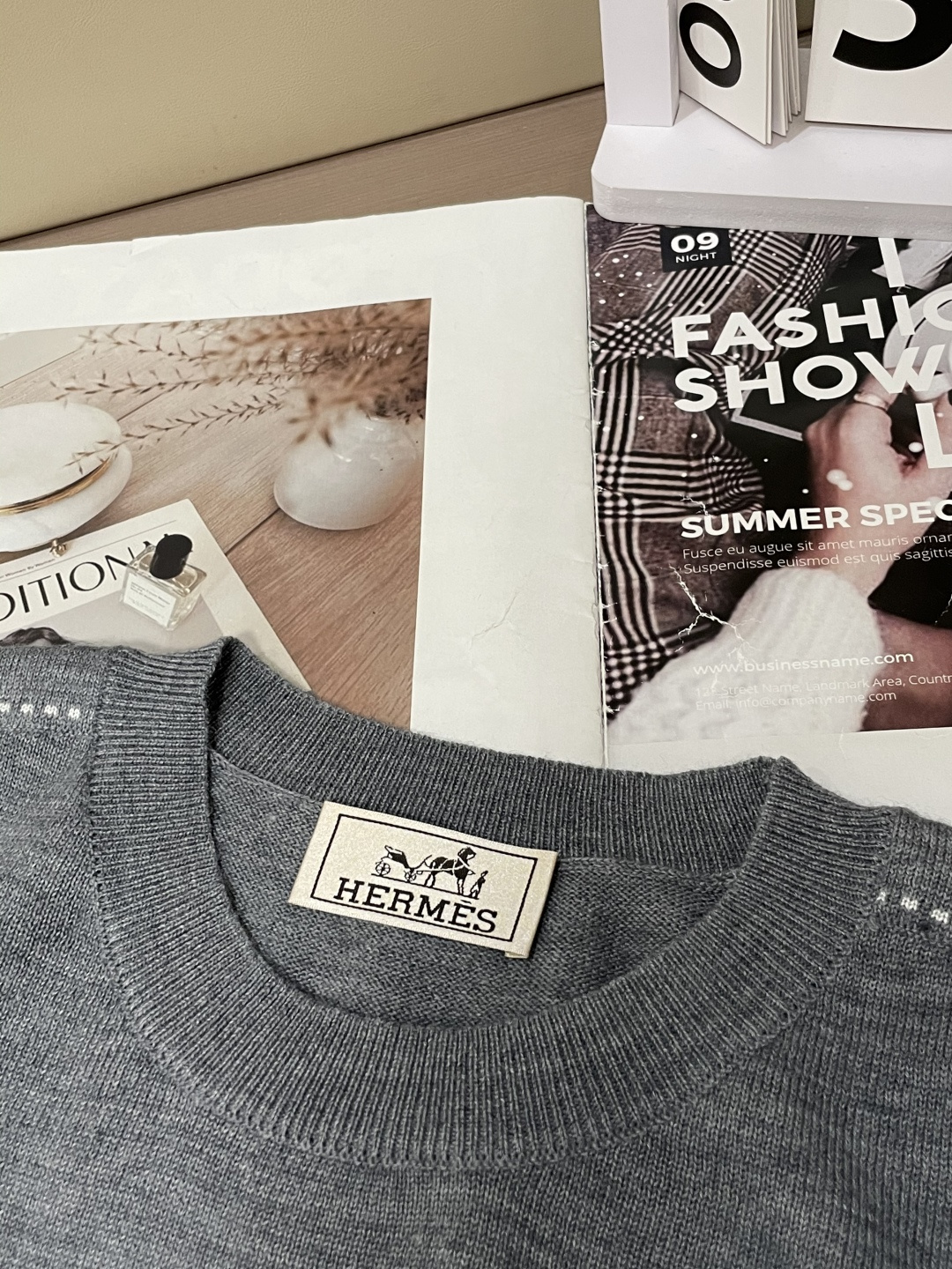 爱马家 2025秋冬最新圆圈H绣标男士圆领毛衣，胸前标志性圆圈“H”刺绣徽标，精致而有立体感，经典的桔色