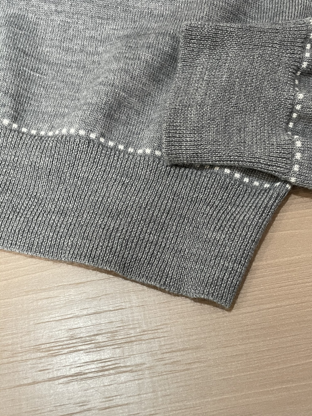 爱马家 2025秋冬最新圆圈H绣标男士圆领毛衣，胸前标志性圆圈“H”刺绣徽标，精致而有立体感，经典的桔色