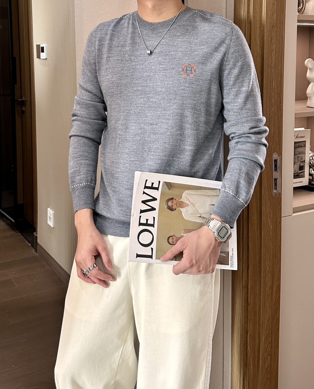 爱马家 2025秋冬最新圆圈H绣标男士圆领毛衣，胸前标志性圆圈“H”刺绣徽标，精致而有立体感，经典的桔色