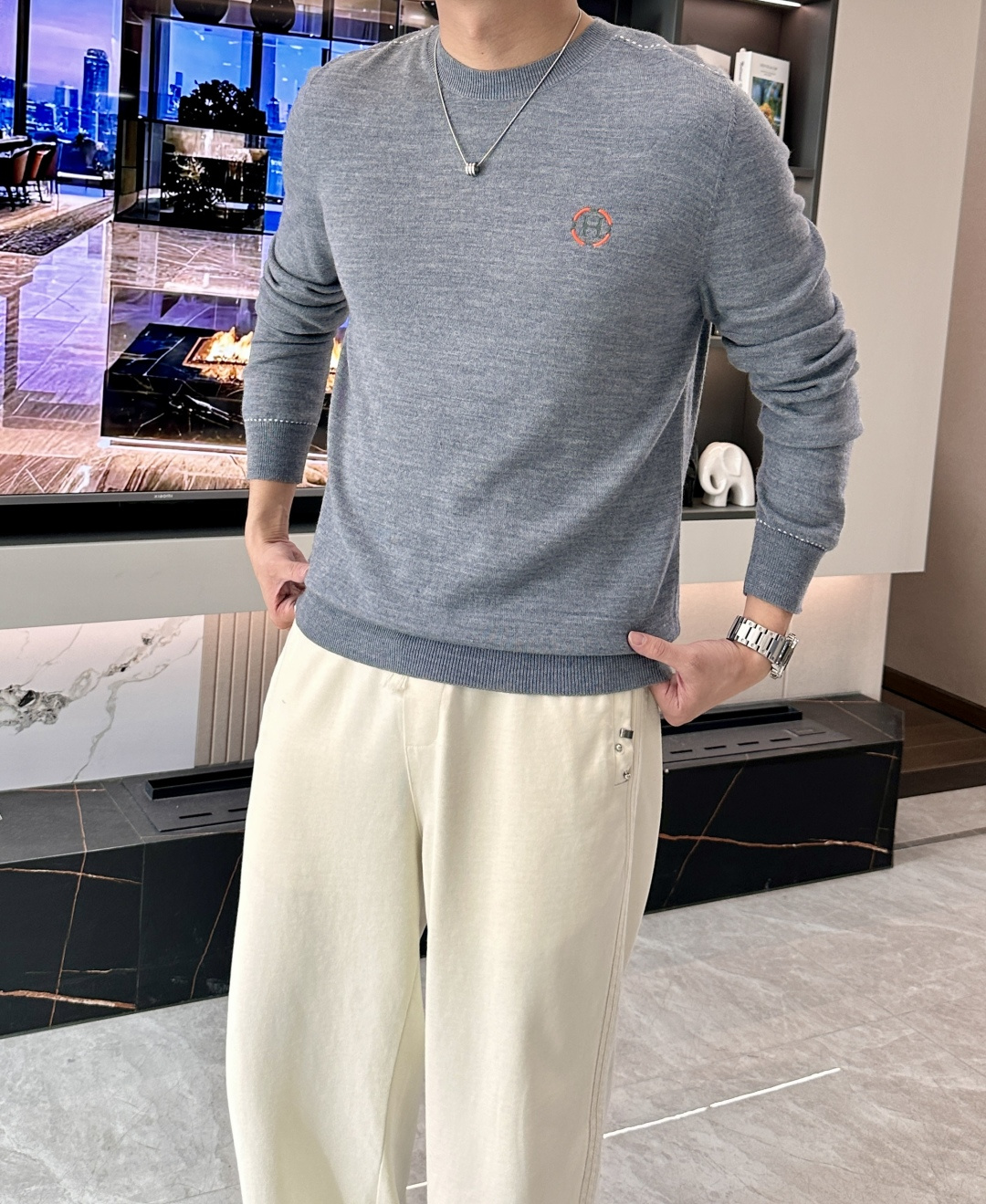 NO:644549,. Love Horse Home  2025 autumn and winter latest circle. Embroidered logo men's round neck sweater, the iconic circle '.' embroidered logo on the chest, exquisite and three-dimensional, with classic orange embellishment, bringing a strong visual effect and high brand identity; at the same time, the dotted line design on both sides of the shoulders, and the dotted lines on the hem and sleeves  The line design echoes, fashionable and aesthetic, elegant and full of spirituality, the upper body is handsome and stylish, full of accent, and tasteful; the traditional round neck basic style is super versatile and never goes out of style. It can be worn alone or as a base layer. It can be easily used for business and leisure. It is a must-have for high-end elite men!  Export order standards, details are handled very well, workmanship is exquisite, and quality is first-class. Customers are supplied with imported wool materials of 70% merino wool and 30% cashmere (  German Yangtze yarn double-ply worsted wool, really good wool, all big luxury brands basically come to him to order materials), it feels delicate and soft, shiny, and has good elasticity. It is very comfortable to wear with no pricking feeling, and the drape is also great. It can not ball up and deform after being worn for a long time and washed. Size M-3XL (the model is 172 cm and 148 pounds, and the L size is suitable). 3 colors: black, gray, orange, hermes, sweaters, alexander wang19860909. 爱马家 2025秋冬最新圆圈.绣标男士圆领毛衣,胸前标志性圆圈“.”刺绣徽标,精致而有立体感,经典的桔色点缀,带来强烈的视觉效果,品牌标识度极高；同时肩膀两侧的虚线设计,与下摆和衣袖的虚线设计相呼应,时尚又极具美感,典雅而又充满灵性,上身帅气有型,腔调十足,又有品位；传统圆领基础款型,超级百搭,永不过时,可单穿也可打底,商务休闲皆可轻松应对,高端精英男士必备尚品！出口订单标准,细节处理非常到位,做工精致,品相一流.客供进口毛料70美利奴羊毛,30山羊绒（ 德国扬子纱双股精纺羊毛,真正的好羊毛,所有奢侈品大牌基本都是找他定料的）,手感细腻柔软,有光泽,弹性好,贴身穿着舒适度极佳,毫无扎感,垂坠感也超赞,久穿久洗不起球不变形.尺码M-3XL（模特172厘米148斤试穿L码合适）3个颜色黑色,灰色,桔色,,hermes,sweaters,alexander wang,Men's clothing