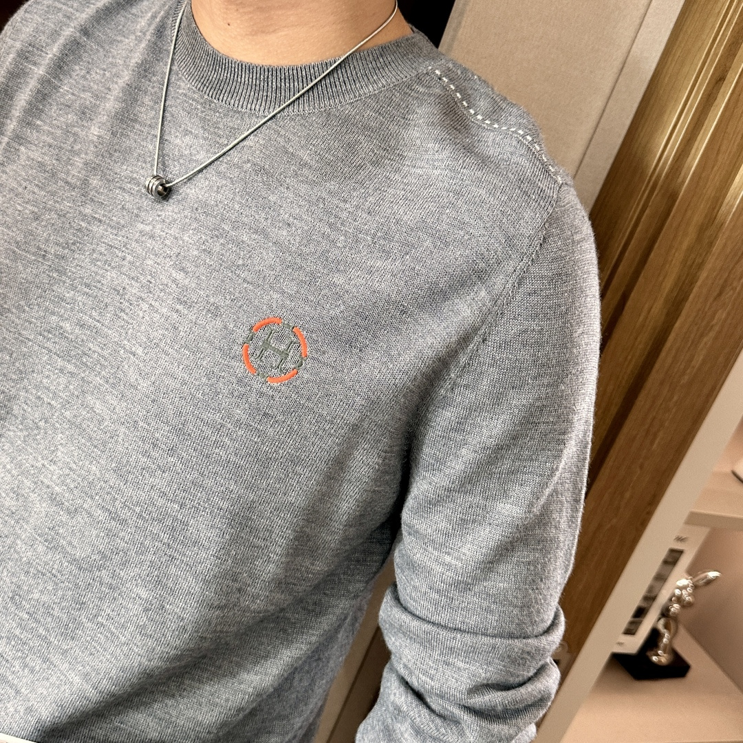 爱马家 2025秋冬最新圆圈H绣标男士圆领毛衣，胸前标志性圆圈“H”刺绣徽标，精致而有立体感，经典的桔色