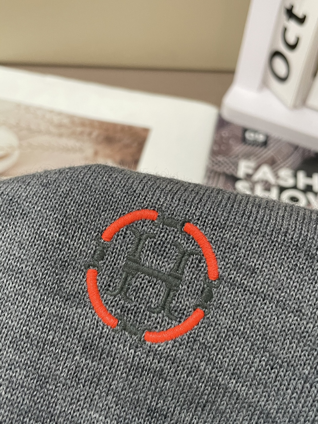 爱马家 2025秋冬最新圆圈H绣标男士圆领毛衣，胸前标志性圆圈“H”刺绣徽标，精致而有立体感，经典的桔色