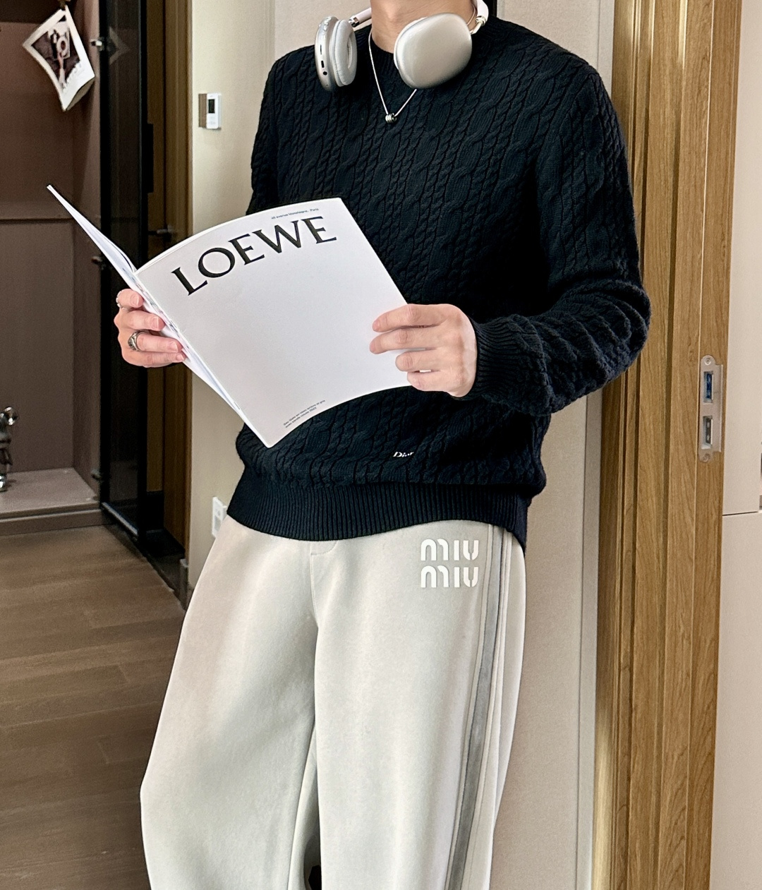 迪家 2025秋冬最新扭绳绞花男士圆领毛衣，采用澳洲进口羊毛倾心织就，通体装饰时尚大气的大号扭绳绞花，立