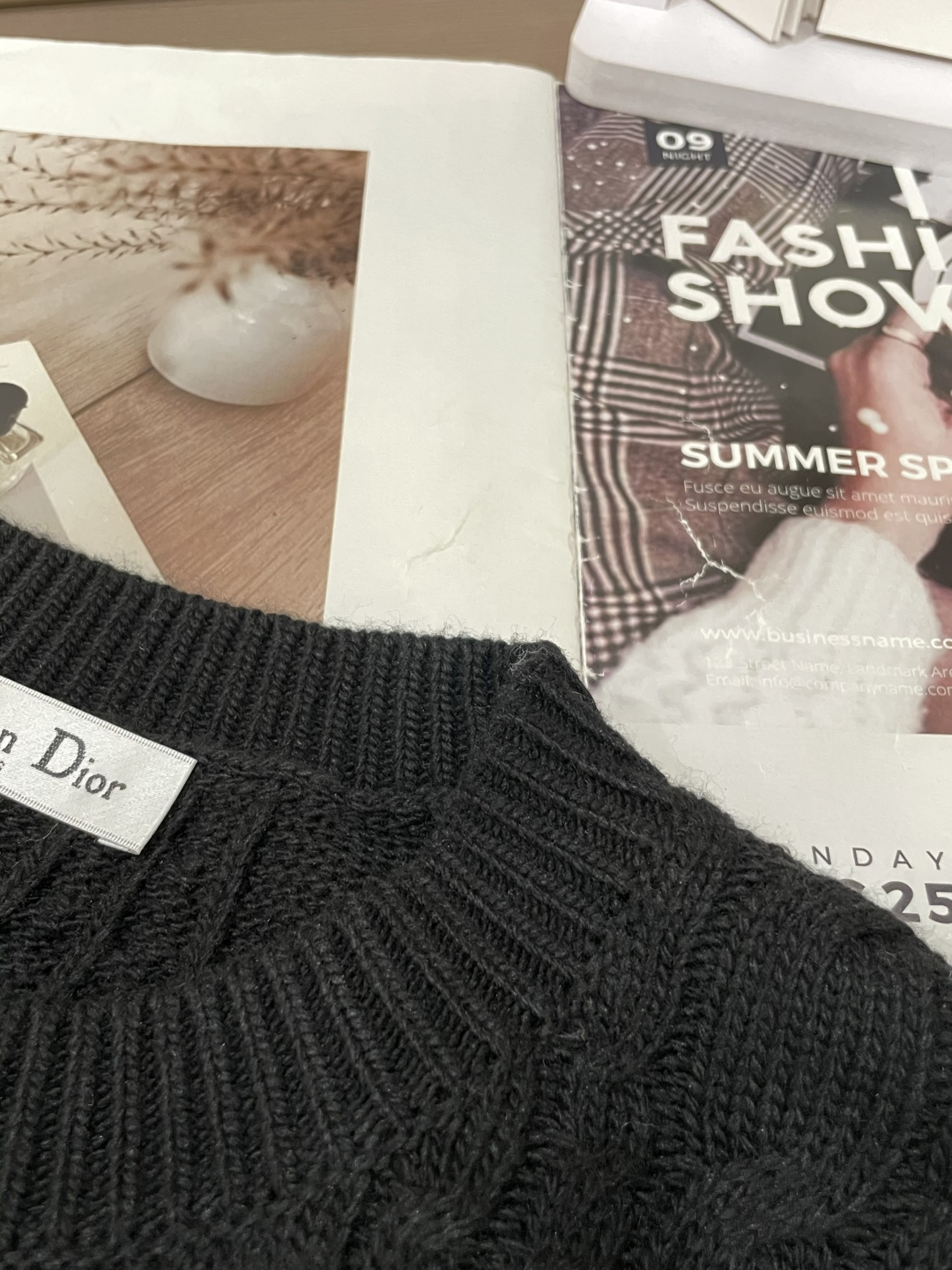 迪家 2025秋冬最新扭绳绞花男士圆领毛衣，采用澳洲进口羊毛倾心织就，通体装饰时尚大气的大号扭绳绞花，立