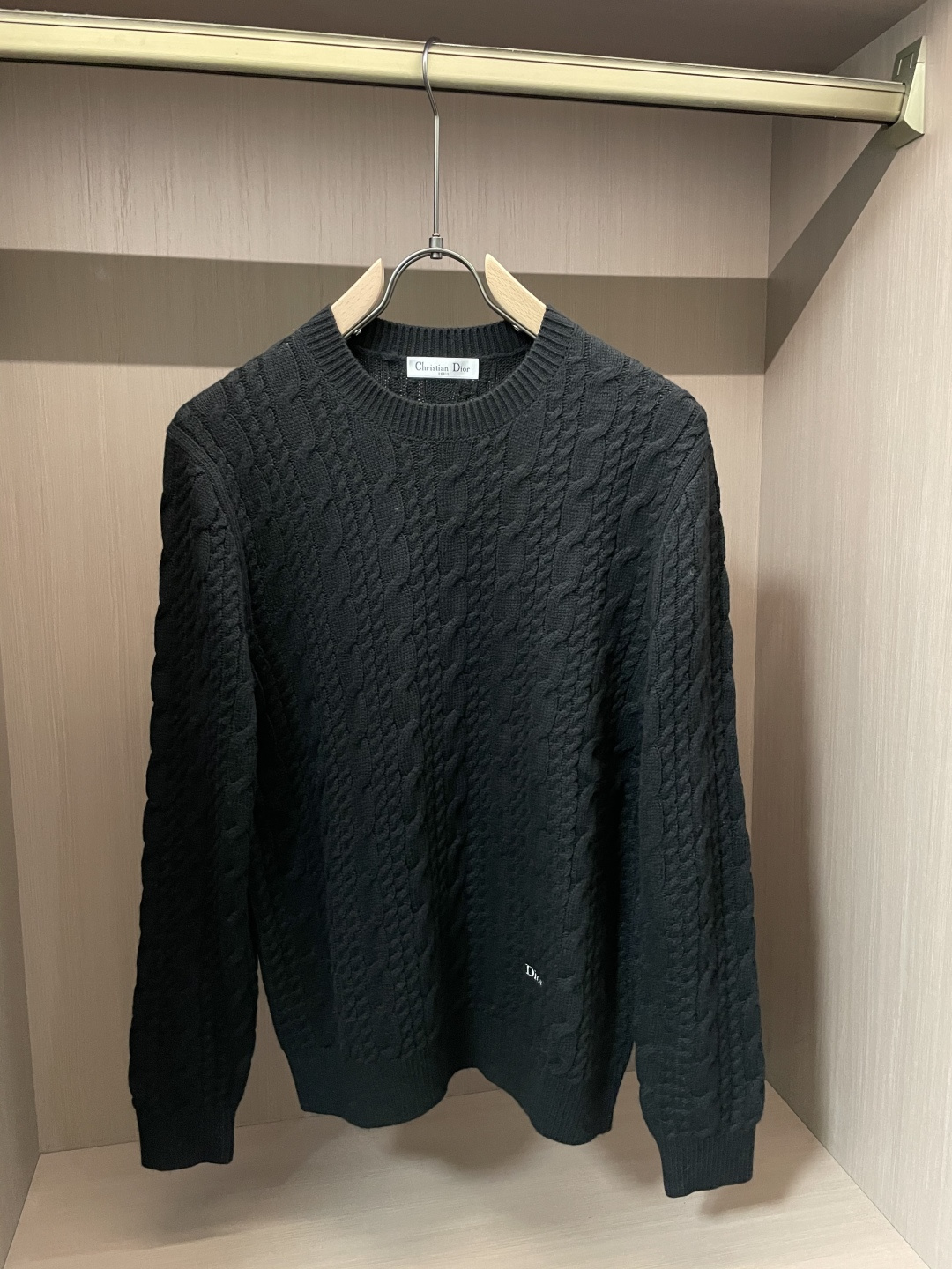 迪家 2025秋冬最新扭绳绞花男士圆领毛衣，采用澳洲进口羊毛倾心织就，通体装饰时尚大气的大号扭绳绞花，立