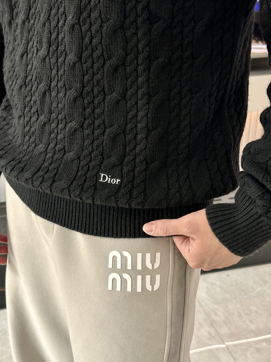 迪家 2025秋冬最新扭绳绞花男士圆领毛衣，采用澳洲进口羊毛倾心织就，通体装饰时尚大气的大号扭绳绞花，立