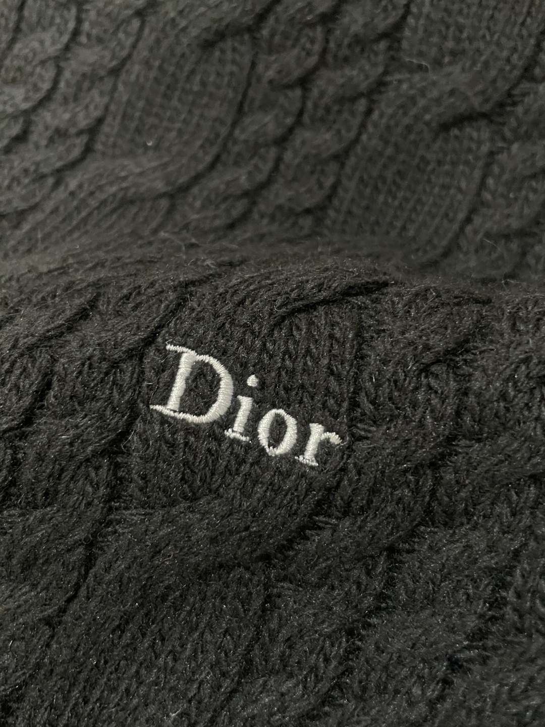 迪家 2025秋冬最新扭绳绞花男士圆领毛衣，采用澳洲进口羊毛倾心织就，通体装饰时尚大气的大号扭绳绞花，立